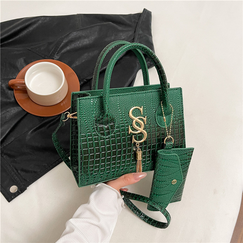 Crossbody torba s urbanom jednostavnosti, PU materijal, vodoravni kvadratni oblik, zatvaranje na zip, podstava od poliestera, jedan remen za rame