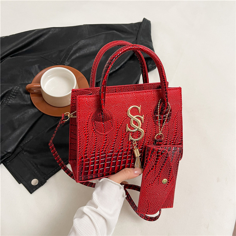 Crossbody torba s urbanom jednostavnosti, PU materijal, vodoravni kvadratni oblik, zatvaranje na zip, podstava od poliestera, jedan remen za rame