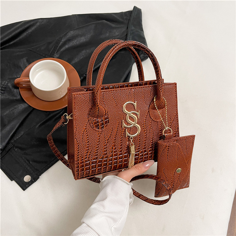 Crossbody torba s urbanom jednostavnosti, PU materijal, vodoravni kvadratni oblik, zatvaranje na zip, podstava od poliestera, jedan remen za rame