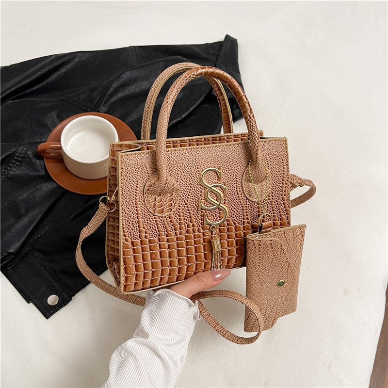 Crossbody torba s urbanom jednostavnosti, PU materijal, vodoravni kvadratni oblik, zatvaranje na zip, podstava od poliestera, jedan remen za rame
