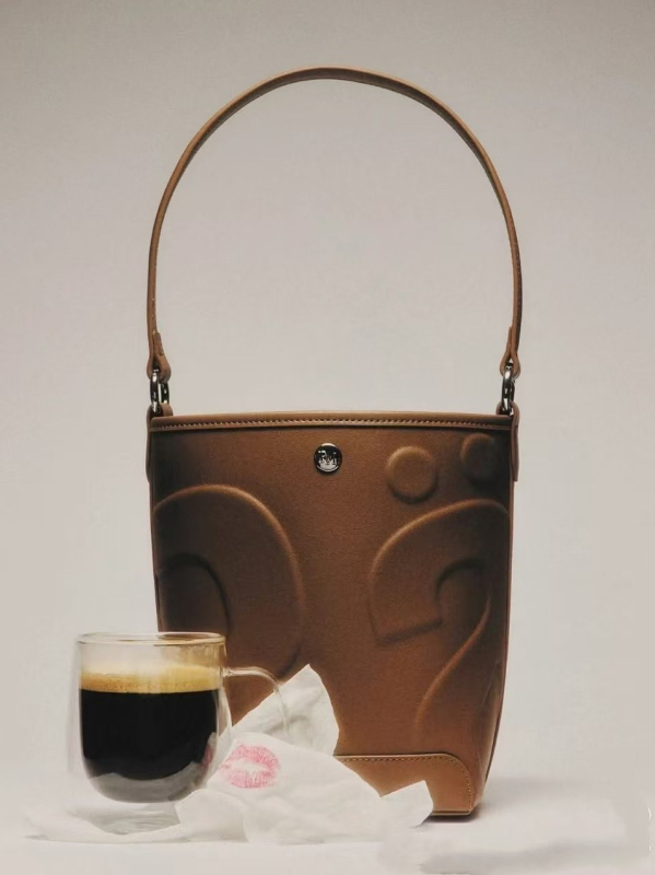 PU anyagú vödör alakú táska, mágneszár, belső felület: szuper rost, 2025 tavasz