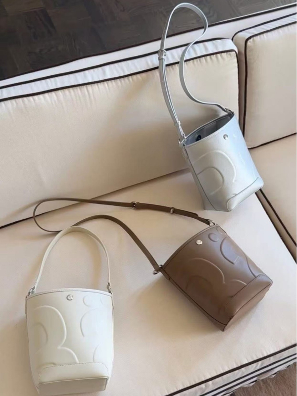 PU anyagú vödör alakú táska, mágneszár, belső felület: szuper rost, 2025 tavasz