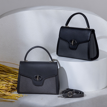 PU crossbody torba, mala kvadratnog oblika; podstava od poliester; zaključavanje brava; unutarnji pretinac sa zatvaračem