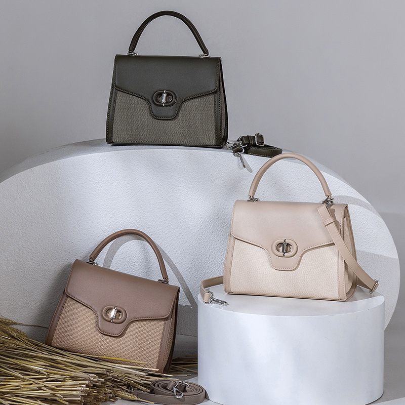 PU crossbody torba, mala kvadratnog oblika; podstava od poliester; zaključavanje brava; unutarnji pretinac sa zatvaračem