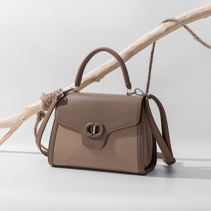 PU crossbody torba, mala kvadratnog oblika; podstava od poliester; zaključavanje brava; unutarnji pretinac sa zatvaračem