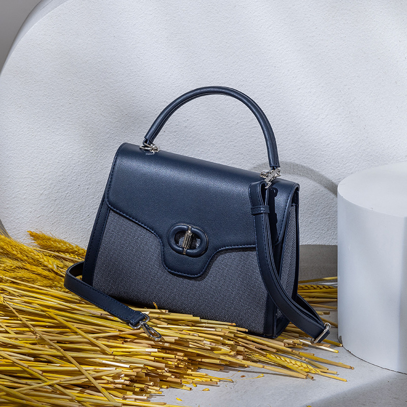 PU crossbody torba, mala kvadratnog oblika; podstava od poliester; zaključavanje brava; unutarnji pretinac sa zatvaračem