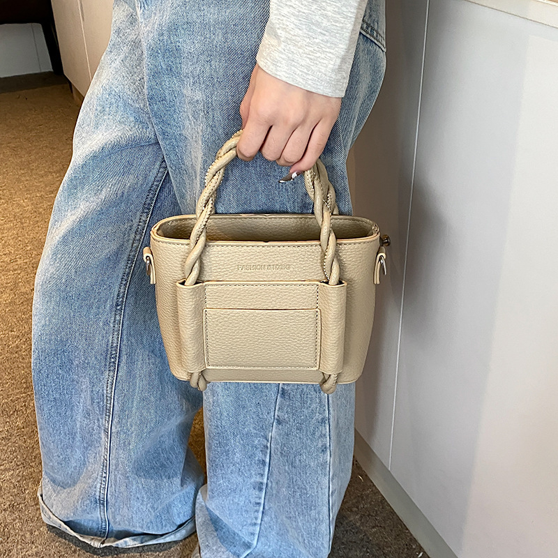 Bucket torba crossbody od PU materijala (zip zatvaranje; oblik košare; podstava od poliester; unutarnji džep sa zatvaračem)