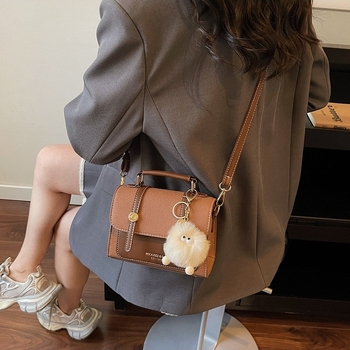 Crossbody torba, gradski minimalistički stil; Materijal PU; Horizontalni kvadratni oblik; Zatvaranje s klapnom; Unutarnja struktura: skriveni džep sa zatvaračem