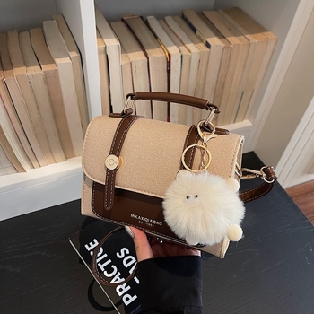 Crossbody torba, gradski minimalistički stil; Materijal PU; Horizontalni kvadratni oblik; Zatvaranje s klapnom; Unutarnja struktura: skriveni džep sa zatvaračem