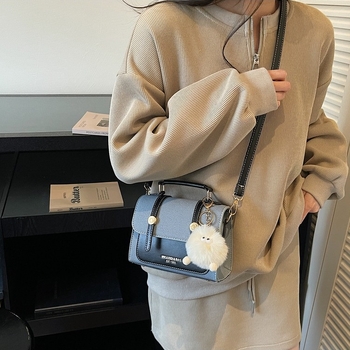 Crossbody torba, gradski minimalistički stil; Materijal PU; Horizontalni kvadratni oblik; Zatvaranje s klapnom; Unutarnja struktura: skriveni džep sa zatvaračem