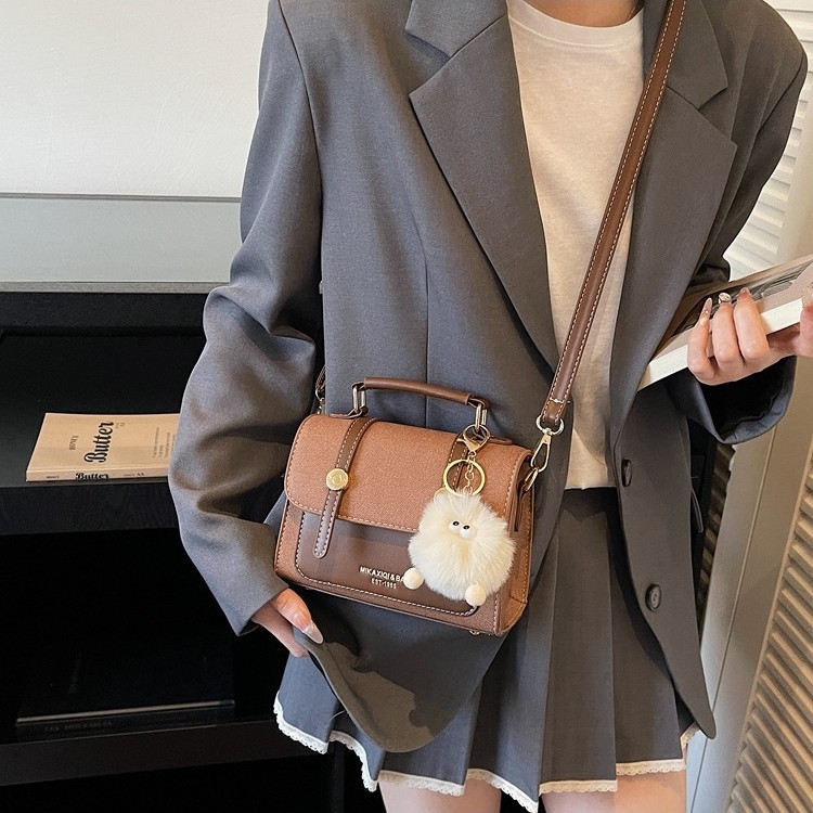 Crossbody torba, gradski minimalistički stil; Materijal PU; Horizontalni kvadratni oblik; Zatvaranje s klapnom; Unutarnja struktura: skriveni džep sa zatvaračem