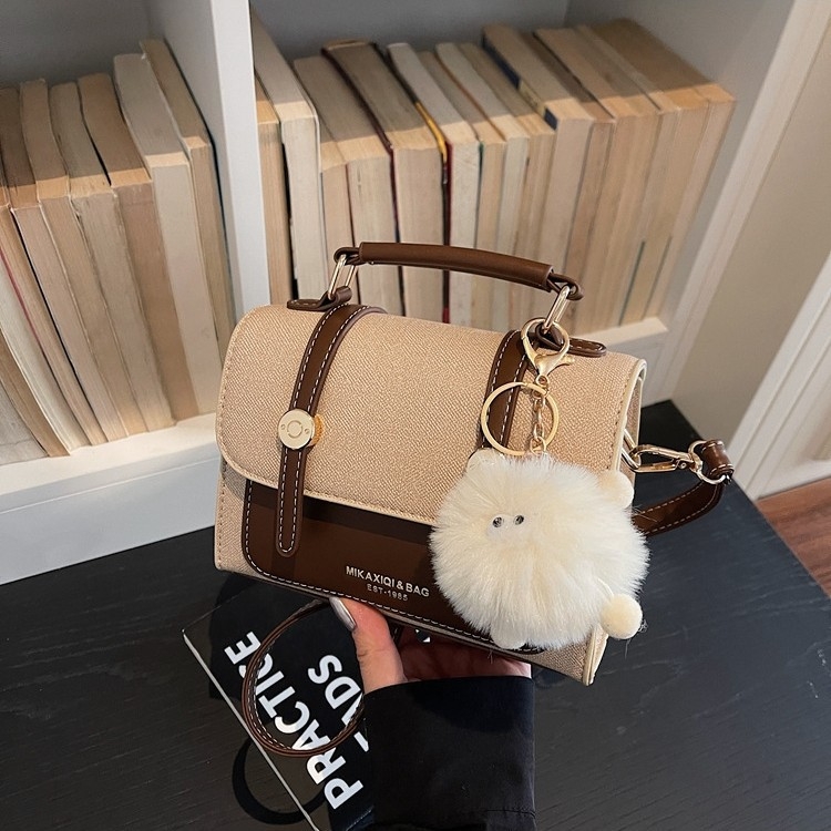 Crossbody torba, gradski minimalistički stil; Materijal PU; Horizontalni kvadratni oblik; Zatvaranje s klapnom; Unutarnja struktura: skriveni džep sa zatvaračem