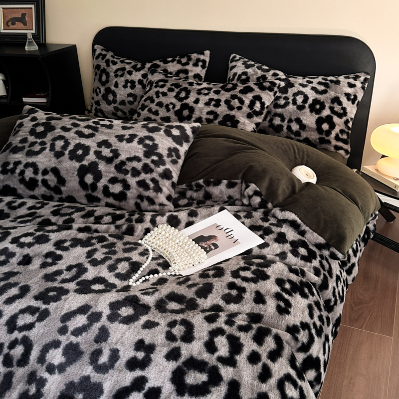Četverostruki komplet posteljine od mliječnog velura s leopard uzorkom, reaktivno printanje, težina 4000–4500 g