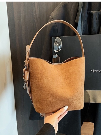 Bucket bag – Velur din piele de căprioară, Mărime medie, Cataramă magnetică, Interior laminat cu fermoar