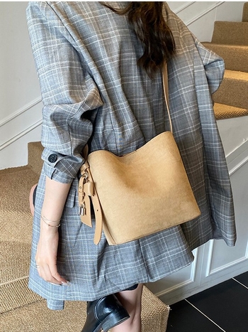 Bucket bag – Velur din piele de căprioară, Mărime medie, Cataramă magnetică, Interior laminat cu fermoar