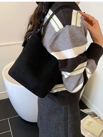 Bucket bag – Velur din piele de căprioară, Mărime medie, Cataramă magnetică, Interior laminat cu fermoar