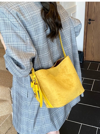 Bucket bag – Velur din piele de căprioară, Mărime medie, Cataramă magnetică, Interior laminat cu fermoar