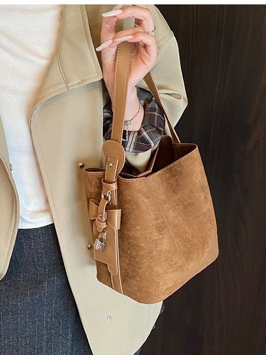 Bucket bag – Velur din piele de căprioară, Mărime medie, Cataramă magnetică, Interior laminat cu fermoar