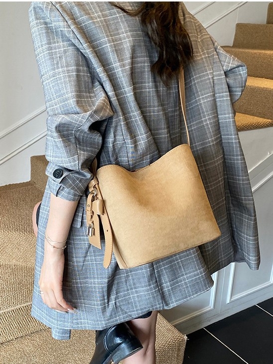 Bucket bag – Velur din piele de căprioară, Mărime medie, Cataramă magnetică, Interior laminat cu fermoar