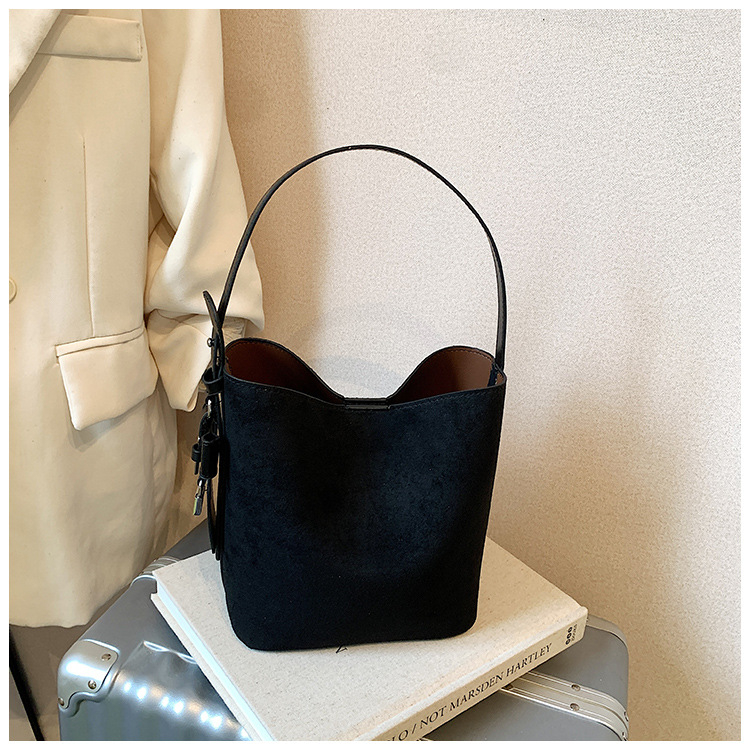 Bucket bag – Velur din piele de căprioară, Mărime medie, Cataramă magnetică, Interior laminat cu fermoar