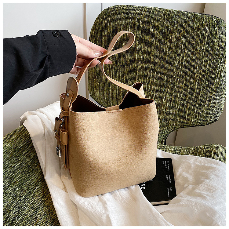 Bucket bag – Velur din piele de căprioară, Mărime medie, Cataramă magnetică, Interior laminat cu fermoar