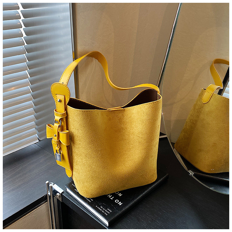 Bucket bag – Velur din piele de căprioară, Mărime medie, Cataramă magnetică, Interior laminat cu fermoar