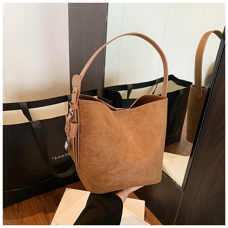 Bucket bag – Velur din piele de căprioară, Mărime medie, Cataramă magnetică, Interior laminat cu fermoar