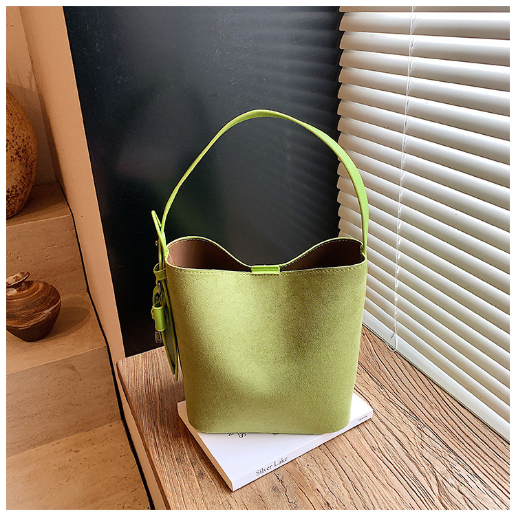 Bucket bag – Velur din piele de căprioară, Mărime medie, Cataramă magnetică, Interior laminat cu fermoar