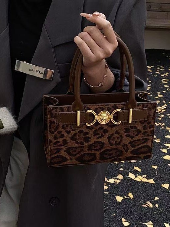 Crossbody torba - PU koža, vodoravni kvadratni oblik, zatvaranje na zip, unutarnji džep sa zipom, gradski stil