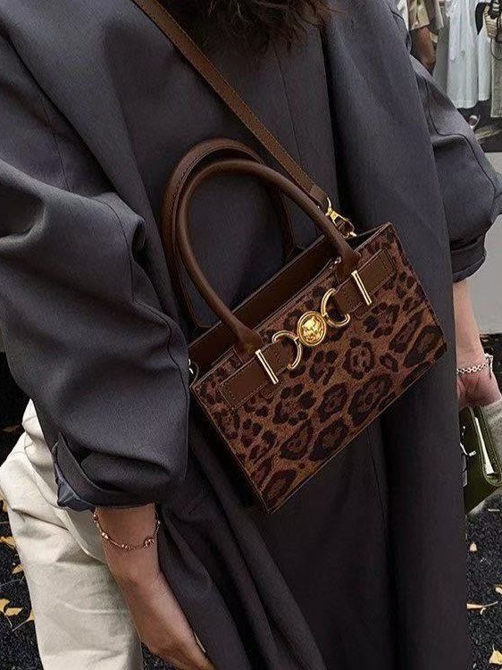 Crossbody torba - PU koža, vodoravni kvadratni oblik, zatvaranje na zip, unutarnji džep sa zipom, gradski stil