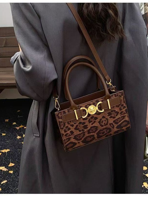 Crossbody torba - PU koža, vodoravni kvadratni oblik, zatvaranje na zip, unutarnji džep sa zipom, gradski stil