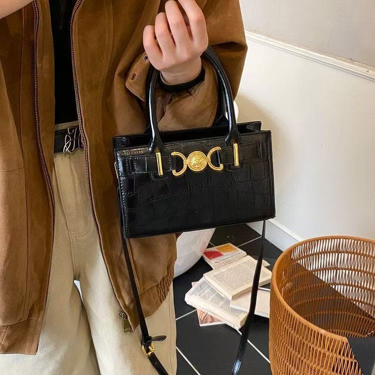 Crossbody torba - PU koža, vodoravni kvadratni oblik, zatvaranje na zip, unutarnji džep sa zipom, gradski stil