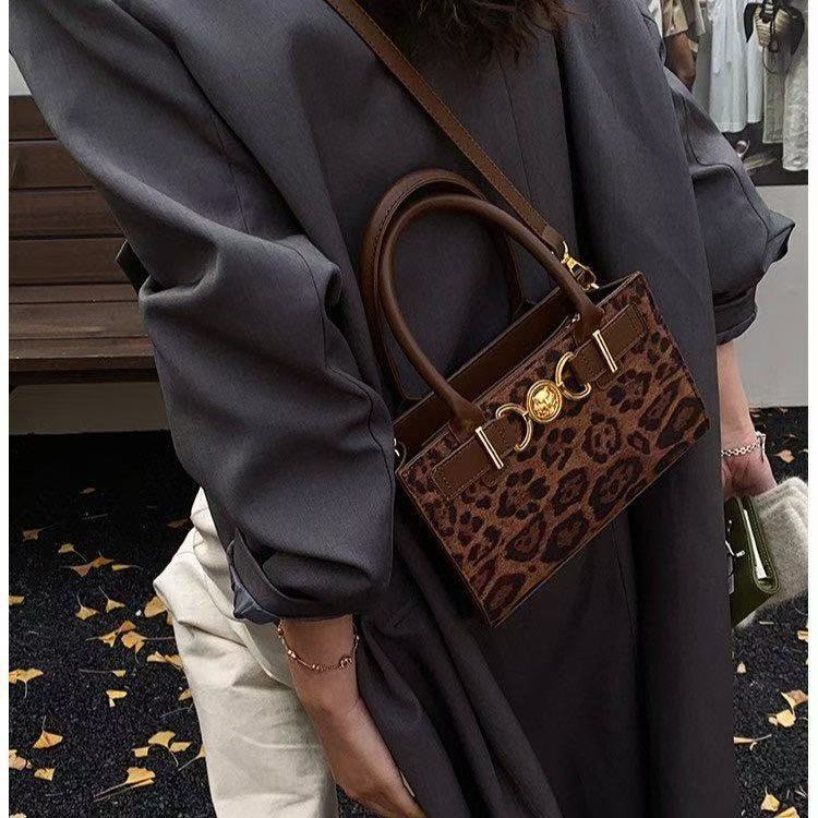 Crossbody torba - PU koža, vodoravni kvadratni oblik, zatvaranje na zip, unutarnji džep sa zipom, gradski stil