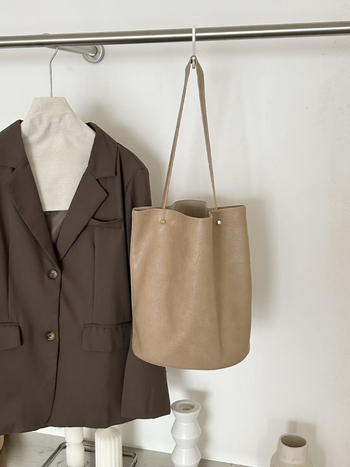 Bucket bag — Урбан стил, PU материал, хоризонтално квадратна форма, отваряне: открито, вътрешен джоб с цип