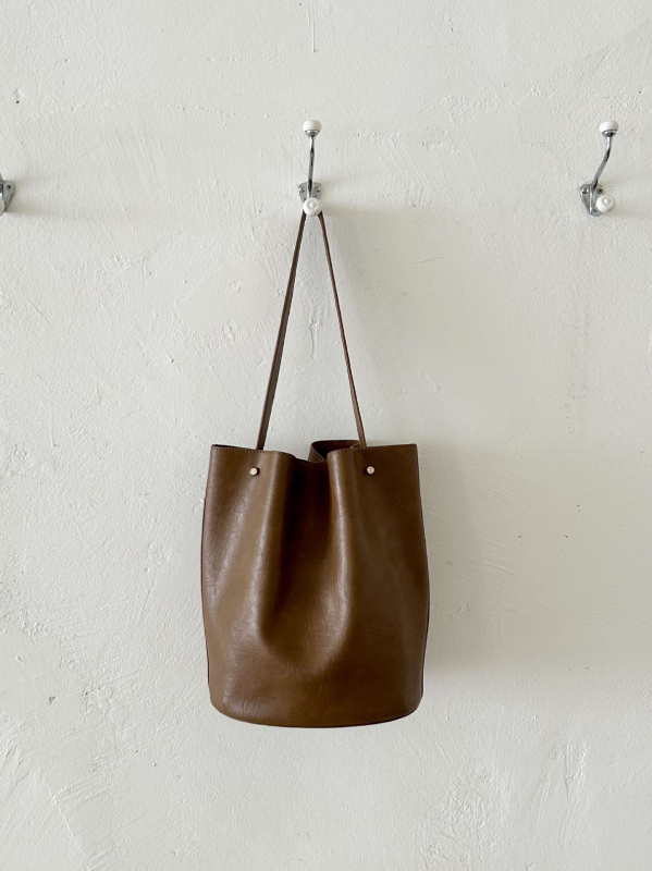 Bucket bag — Урбан стил, PU материал, хоризонтално квадратна форма, отваряне: открито, вътрешен джоб с цип