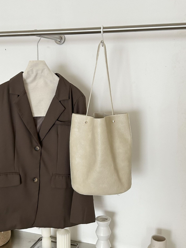 Bucket bag — Урбан стил, PU материал, хоризонтално квадратна форма, отваряне: открито, вътрешен джоб с цип