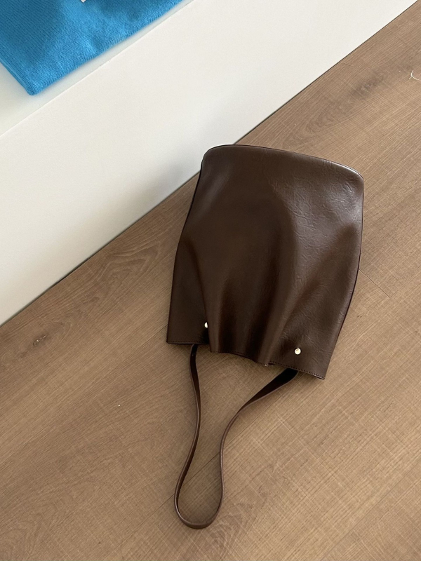 Bucket bag — Урбан стил, PU материал, хоризонтално квадратна форма, отваряне: открито, вътрешен джоб с цип