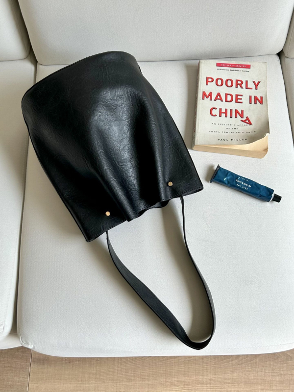 Bucket bag — Урбан стил, PU материал, хоризонтално квадратна форма, отваряне: открито, вътрешен джоб с цип