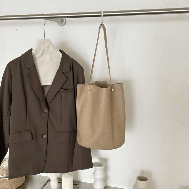 Bucket bag — Урбан стил, PU материал, хоризонтално квадратна форма, отваряне: открито, вътрешен джоб с цип