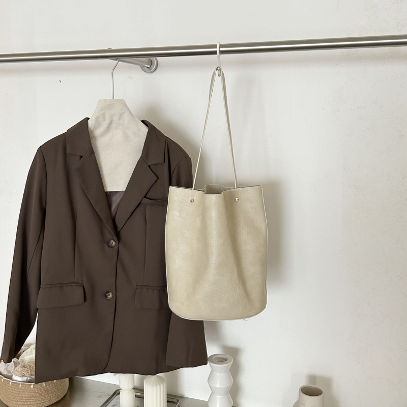 Bucket bag — Урбан стил, PU материал, хоризонтално квадратна форма, отваряне: открито, вътрешен джоб с цип