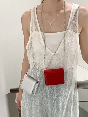 Кроссбоди мини чанта от PU кожа, хоризонтално квадратна форма, среден размер, стил за червило и ключодържател, капак за затваряне, една презрамка