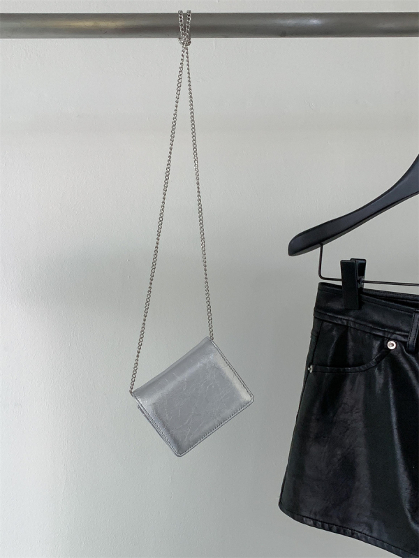 Кроссбоди мини чанта от PU кожа, хоризонтално квадратна форма, среден размер, стил за червило и ключодържател, капак за затваряне, една презрамка