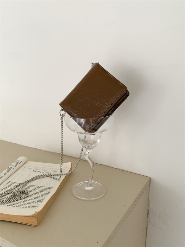 Кроссбоди мини чанта от PU кожа, хоризонтално квадратна форма, среден размер, стил за червило и ключодържател, капак за затваряне, една презрамка