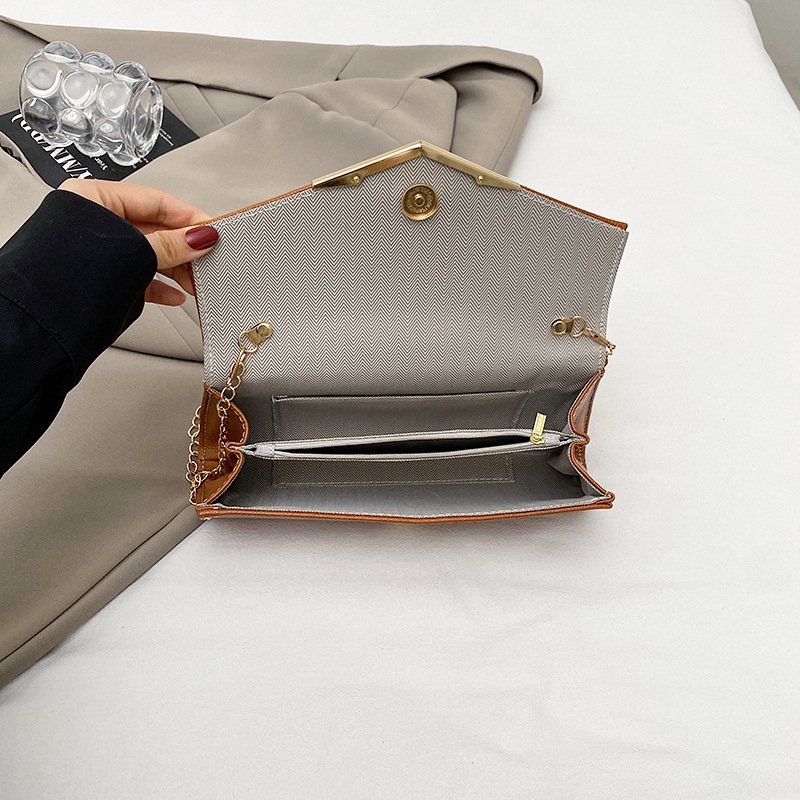 Дамска квадратна чанта през рамо PU материал, уличен стил, с капак, вътрешен джоб с цип, полиестерна подплата