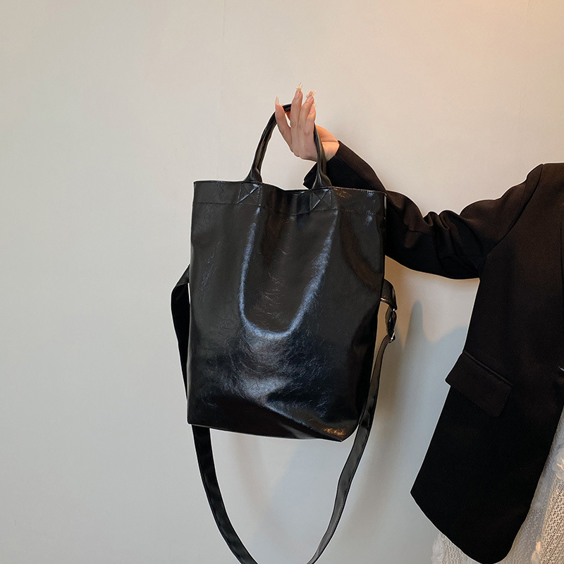 Женска Tote чанта в урбанистичен стил, PU материал, хоризонтална квадратна форма, магнитно закопчаване, голям капацитет