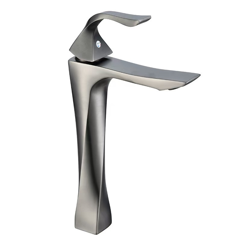 Кран за умивалник с въртящ се дизайн, гореща и студена вода, защита против пръски, корпус от цинкова сплав, керамичен клапан, електроплакиран завършек, диаметър на седалката 32–42 мм