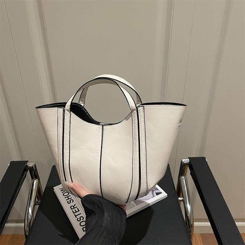 Дамска чанта-кофа, стил Urban Minimalist, форма кофа, магнитна закопчалка, подплата полиестер, материал Друг