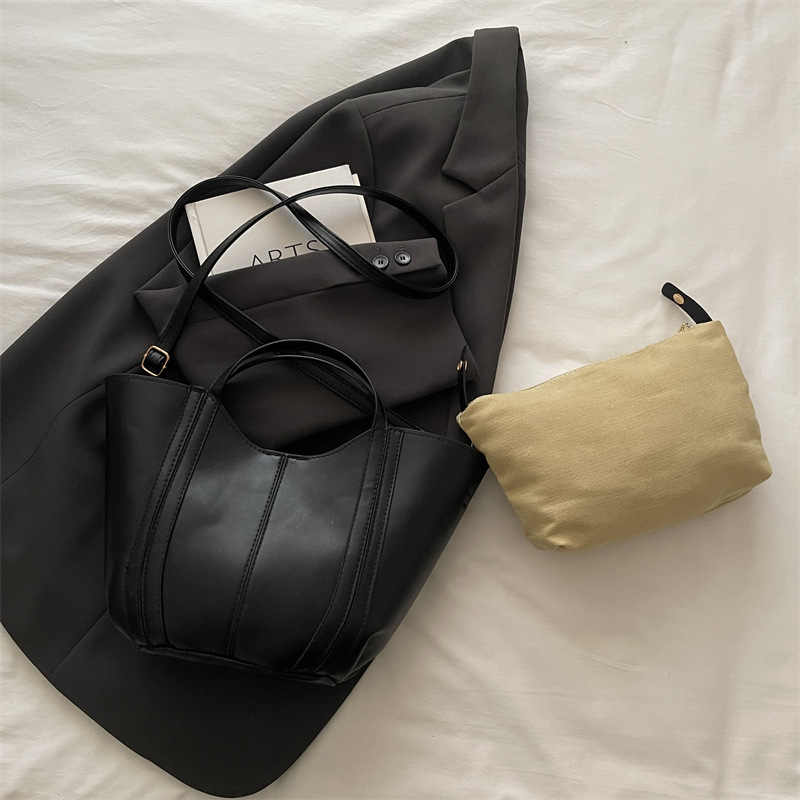 Дамска чанта-кофа, стил Urban Minimalist, форма кофа, магнитна закопчалка, подплата полиестер, материал Друг