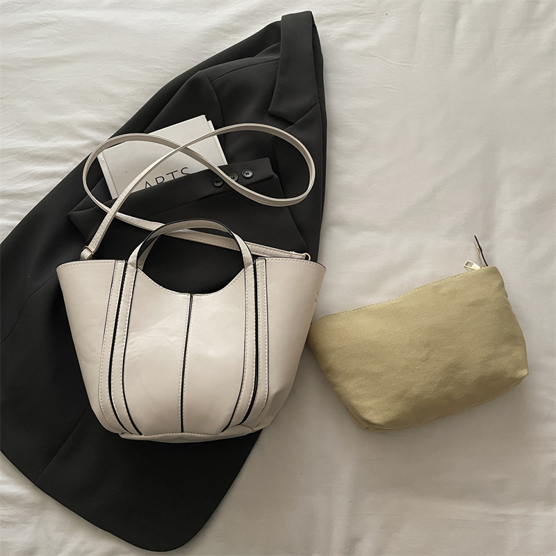 Дамска чанта-кофа, стил Urban Minimalist, форма кофа, магнитна закопчалка, подплата полиестер, материал Друг