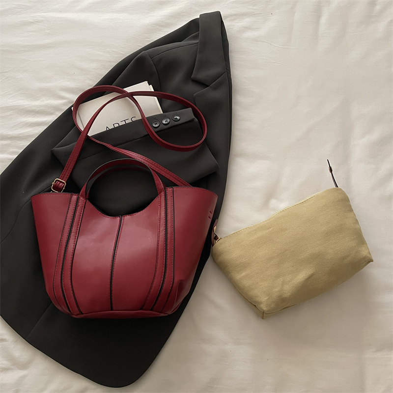 Дамска чанта-кофа, стил Urban Minimalist, форма кофа, магнитна закопчалка, подплата полиестер, материал Друг